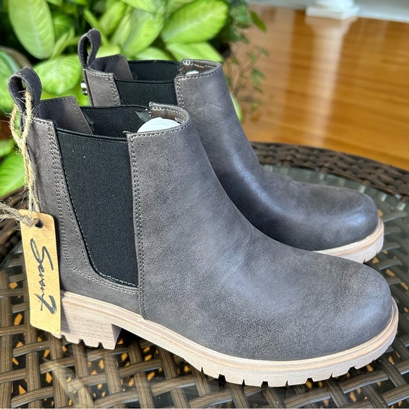 Seven7 Billie Bronze Chunky Lug Soled Chelsea Boots Women's Size 6 - Picture 1 of 6